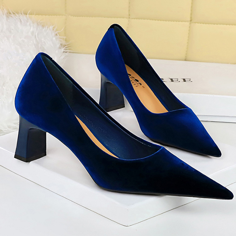 女性用ニューグラムベルベット6cmハイブロックヒールパンプス - Women'S Shoes Navy Blue のレビューと価格