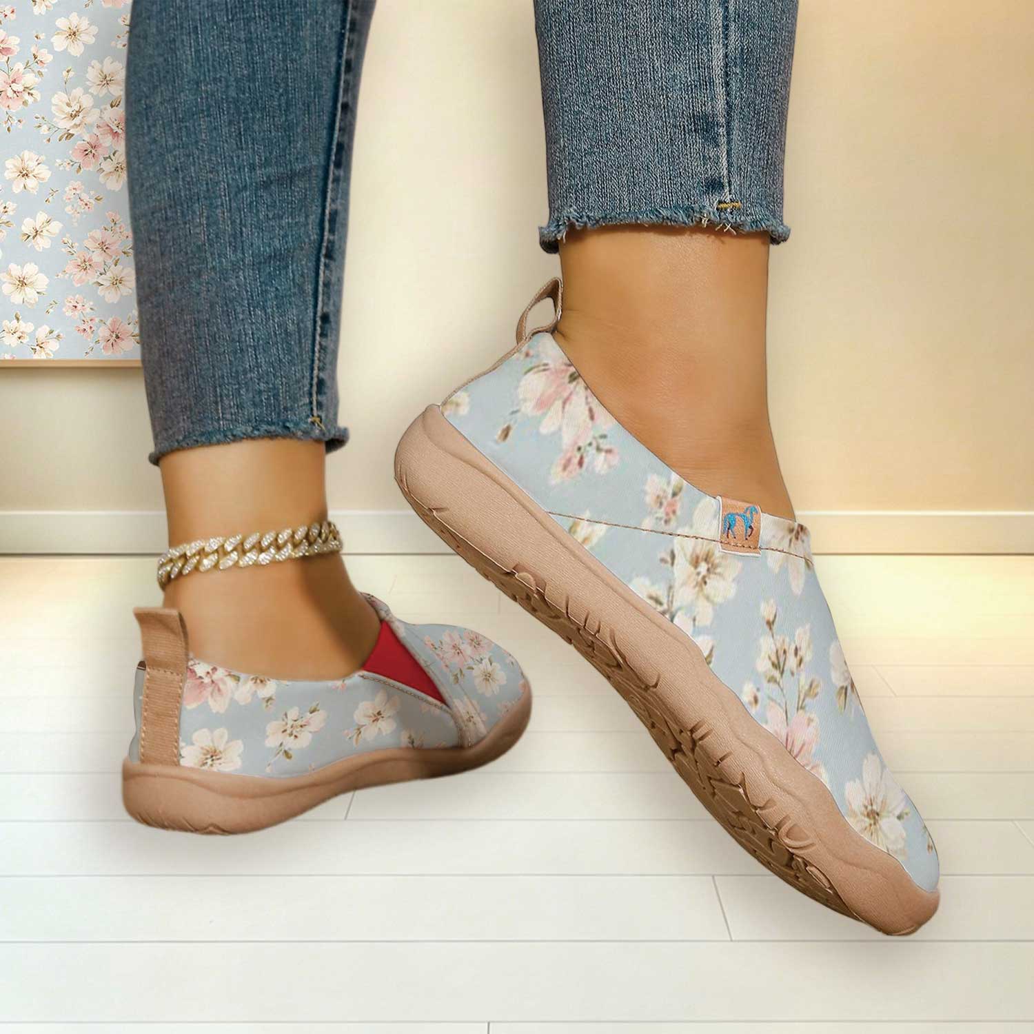 女性用ワイドトゥボックスライトブルー桜花柄スリッポンシューズ - Women'S Shoes With Wide Toe Box のレビューと価格